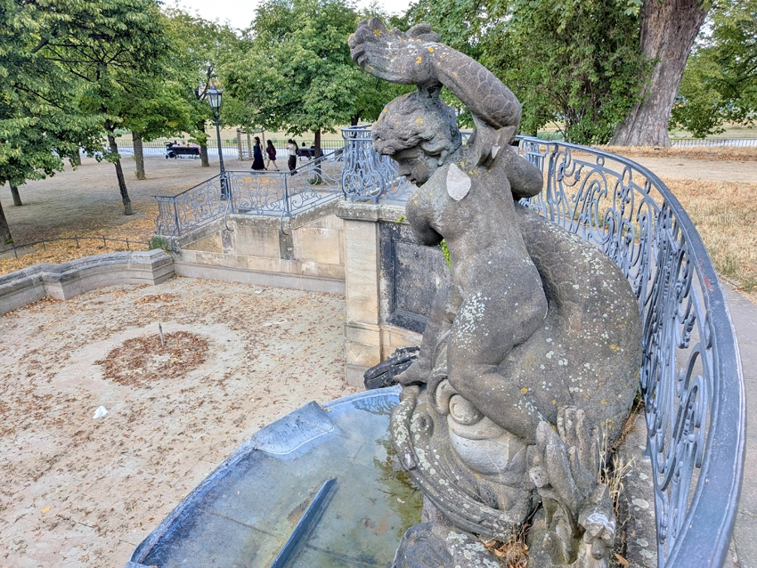 Unbekannte beschädigten die Figur auf dem Delfinbrunnen. Foto: Pohl