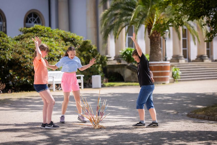 Spaß beim Spielen im Schloss Pillnitz: Wer wackelt als erstes beim Riesenmikado? Foto: Silvio Dittrich