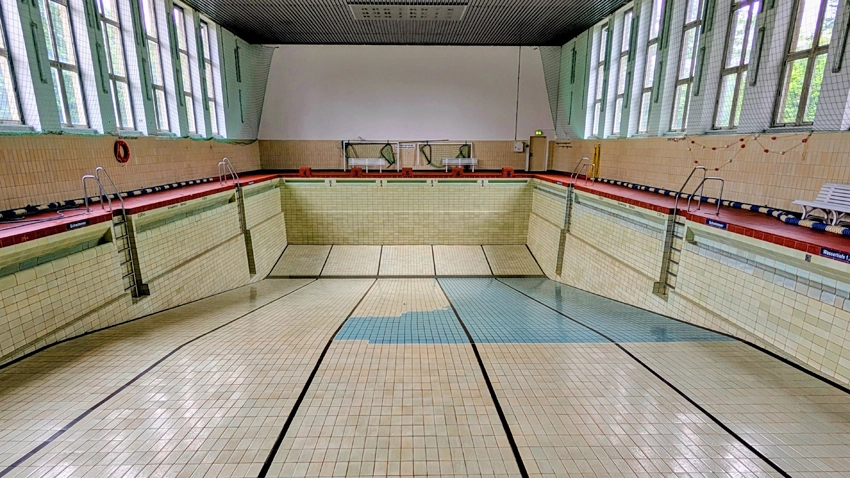 Das Wasser ist im Schwimmbecken in Klotzsche abgelassen. Laufende Untersuchungen sollen zeigen, ob eine Sanierung der 91 Jahre alten Halle möglich ist. Foto: PR