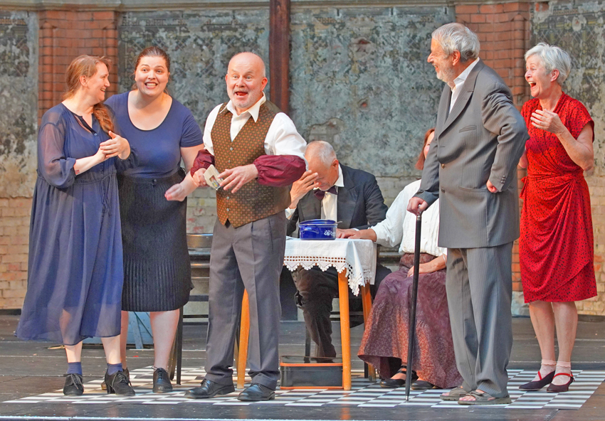 Szene aus „Geld oder Leben“. Foto: Theaterruine St. Pauli