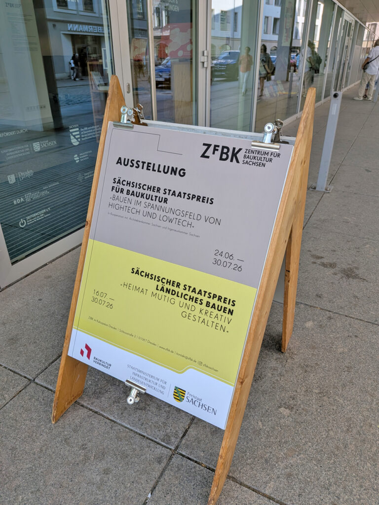 Im ZfBK im Kulturpalast sind noch bis 30. Juli ausgezeichnete Bauprojekte des Sächsischen Staatspreises für Baukultur sowie des Sächsischen Staatspreises für Ländliches Bauen ausgestellt. Hier findet am 29. Juli die Veranstaltung zur Carolabrücke 3.0 statt. Foto: Pohl