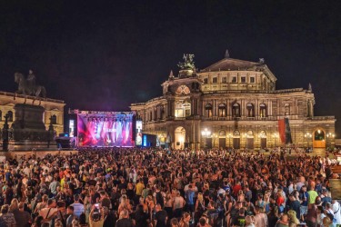 Feiern bis in den späten Abend vor historischer Kulisse beim Stadtfest. Foto: Michael Schmidt