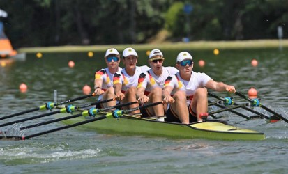 Auf dem Weg zum Titel: Philipp Prüfer, Jakob Gelsen, Anori Benz und Christopher Tom Wörden rudern zu Gold bei der U19 WM in Plovdiv. Foto: Sächsischer Landesruderverband