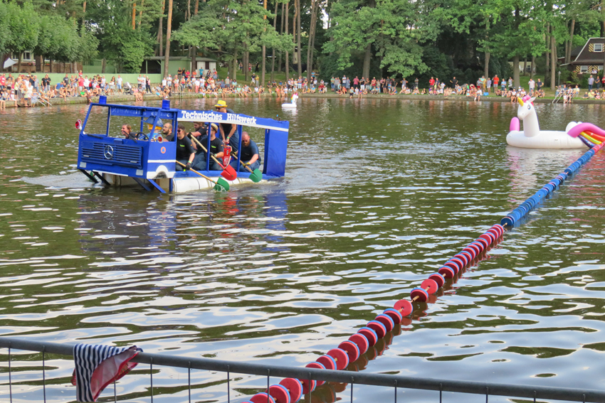 Wer gewinnt beim Badewannenrennen? Im Vordergrund des Wasserspektakels steht der Spaß. Foto: Pohl
