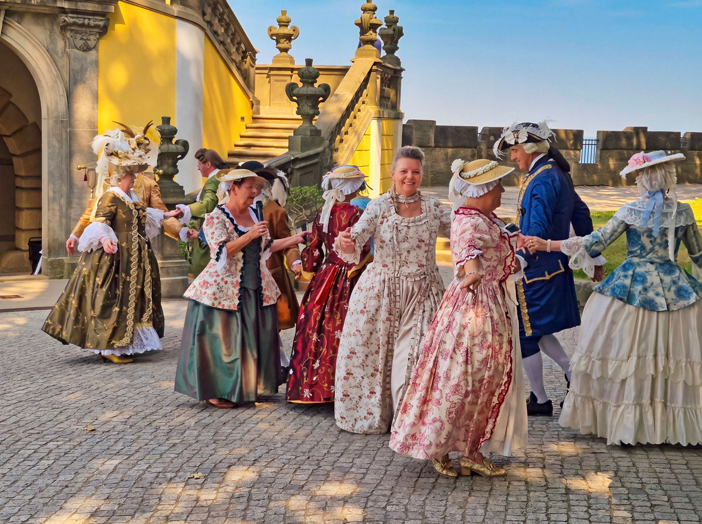 In historischen Kostümen flanieren Damen und Herren des Barock Vereins Dresden über das Festungsplateau. Foto: Festung Königstein gGmbH