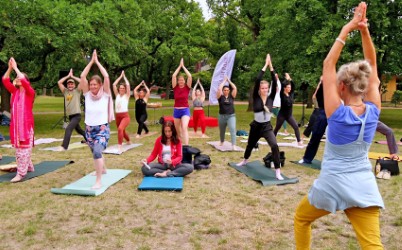 „Fit im Park“ mit Aerobic, Yoga, Workout „Fit im Park“ mit Aerobic, Yoga, Workout