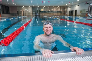 Wer in der Halle seine Bahnen ziehen möchte, kann das jetzt auch wieder in der Schwimmhalle in Bühlau. Foto: Dresdner Bäder GmbH