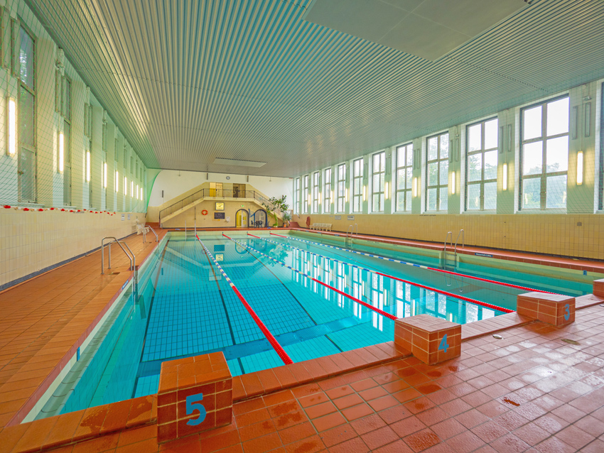 Sehr betagt, aber noch nutzbar bis Ende April 2027: die Schwimmhalle in Klotzsche. Foto: Dresdner Bäder GmbH