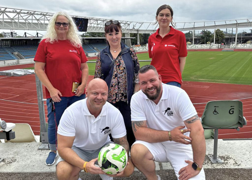 Vorfreude auf den Benefiz-Cup: Stefan Lasch und Martin Selle, Organisatoren des Benefiz-Cups (vorn) kümmern sich um Spenden. Begünstigte sind der Gnadenhof Erlicht, vertreten von Heike Flaxa, Tierschutzverein Freital, vertreten von Regina Barthel-Marr, und Lacrima Johanniter-Unfallhilfe Dresden, vertreten von Maria Vater (v.l.n.r.). Foto: meeco Communication Services GmbH