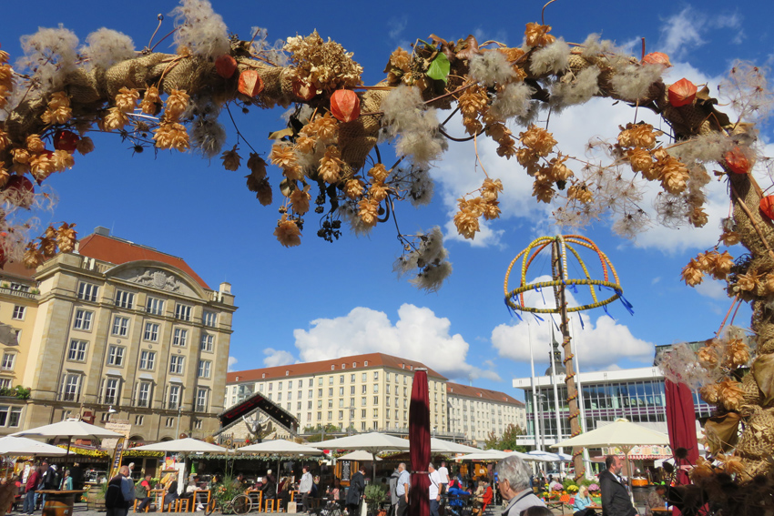 Auf dem Altmarkt ist wieder herbstlicher Markttrubel. Foto: Pohl