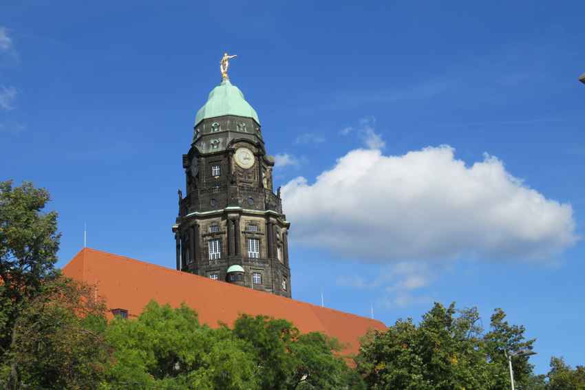 Einen Blick aus der Vogelperspektive auf Dresden bietet die Aussicht vom Rathausturm. Foto: Pohl