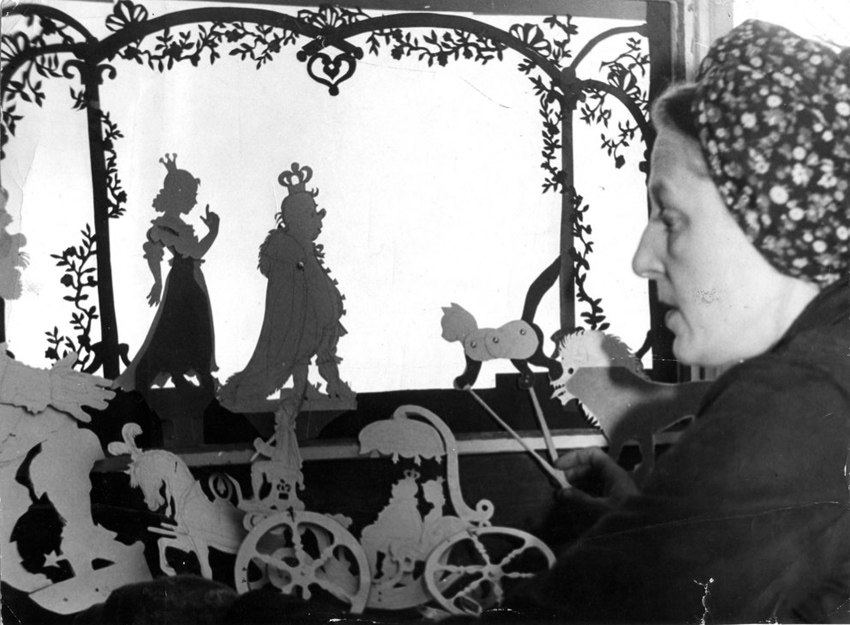Szenenbild aus „Der gestiefelte Kater“. Lotte Reiniger beim Spiel hinter der Bühne. Foto: Puppentheatersammlung, Staatliche Kunstsammlungen Dresden (SKD)