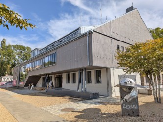 Sieht aus wie ein Neubau: Nach vier Jahren Umbauzeit öffnet die Scheune mit bekannten und neuen Formaten. Foto: Pohl