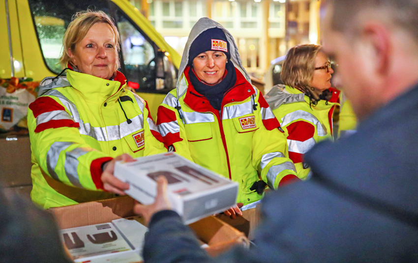 ASB-Mitarbeiterinnen übergeben Spenden an Hilfebedürftige. Foto: Hannibal Hanschke