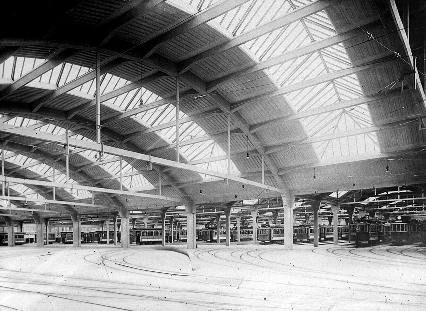 Blick in die Abstellhallen im Jahr der Inbetriebnahme des Betriebshofes Waltherstraße 1926. Foto: Archiv DVB