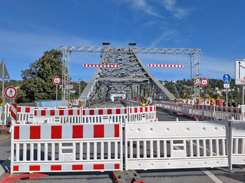 Achtung Baustelle: An den Wochenenden im Oktober ist die Brücke zwischen Blasewitz und Loschwitz für den Verkehr gesperrt. Foto: Pohl