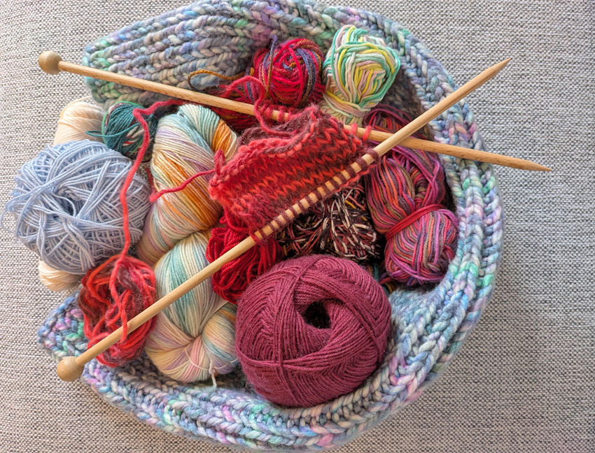 Stricken ist zwar eine alte Handwerkstechnik, aber auch heute noch ein beliebtes Hobby. Jetzt gibt es in Dresden sogar eine eigene Bibliothek dafür. Foto: Pohl
